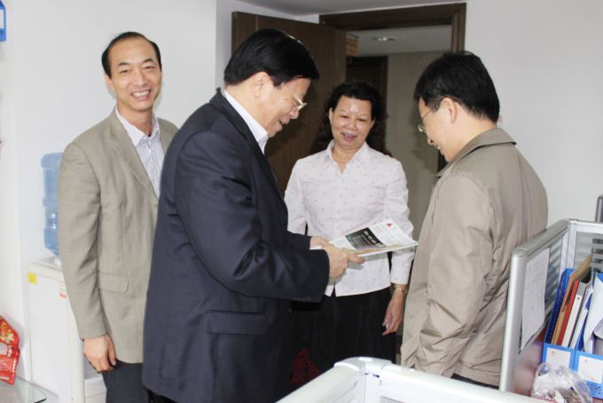 <b><font color='#FF0000'>省新闻出版局朱仲南局长视察《广东饲料》杂志社</font></b>